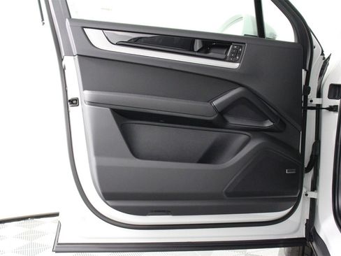 New 2026 Porsche Cayenne image 21