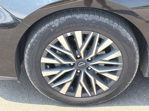 Used 2025 Nissan Altima 2.5 SV FWD image 11