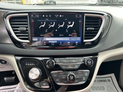 Used 2024 Chrysler Pacifica Touring-L image 19
