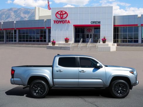 Used 2023 Toyota Tacoma SR5 w/ Technology Package image 3