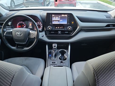 Used 2020 Toyota Highlander LE AWD/4WD image 16