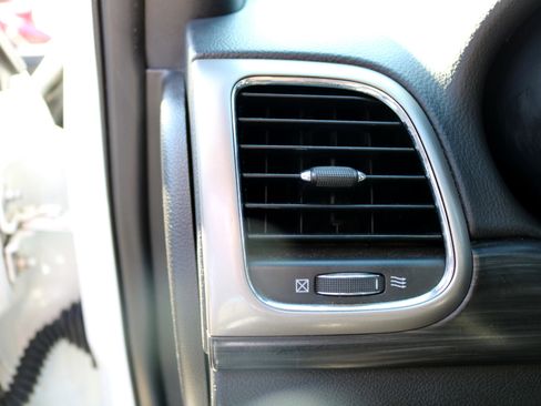 Used 2019 Jeep Grand Cherokee Altitude image 17