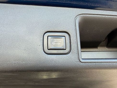 Used 2022 GMC Terrain SLE w/ Driver Convenience Package FWD image 12