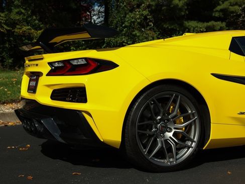 Used 2025 Chevrolet Corvette Z06 w/ Chrome Exterior Badge Package image 4