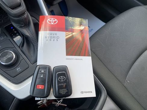 Used 2025 Toyota RAV4 XLE AWD/4WD image 9