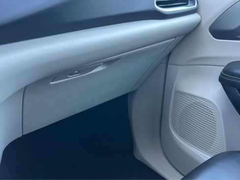Used 2023 Chrysler Pacifica Touring-L FWD image 49