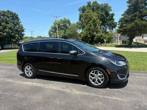 Used 2017 Chrysler Pacifica Limited w/ UConnect Theater Package FWD image 34