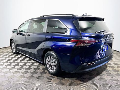 Certified 2024 Toyota Sienna XLE FWD image 5