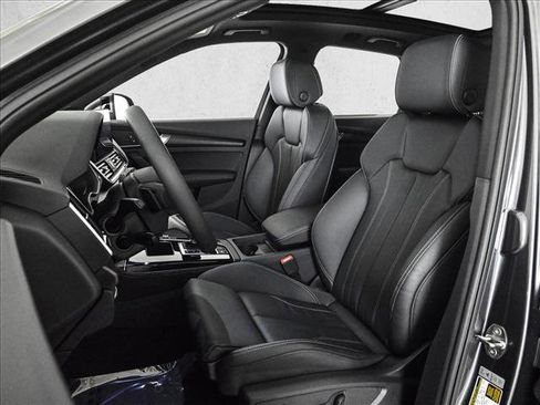 Certified 2025 Audi Q5 e Premium Plus w/ Premium Plus Package image 17