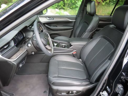 Certified 2026 Jeep Grand Cherokee Limited AWD/4WD image 22
