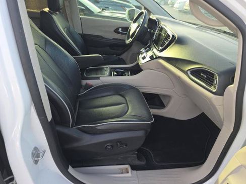 Used 2022 Chrysler Pacifica Limited AWD/4WD image 8