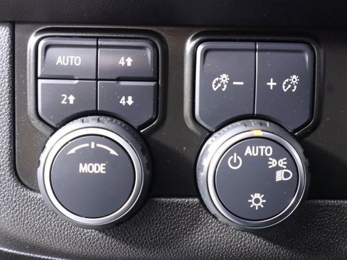 Used 2022 Chevrolet Suburban Z71 w/ Luxury Package image 11