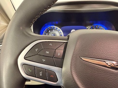 Used 2023 Chrysler Pacifica Touring-L FWD image 28