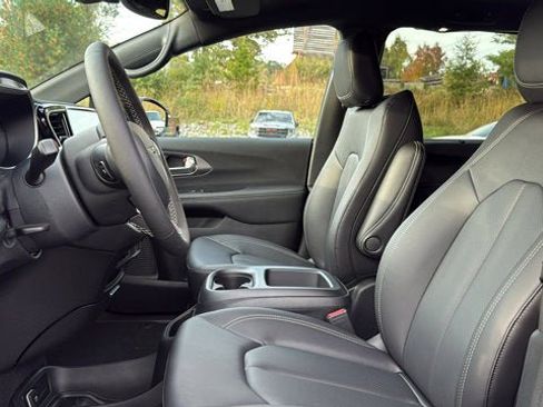 New 2026 Chrysler Pacifica Select image 7