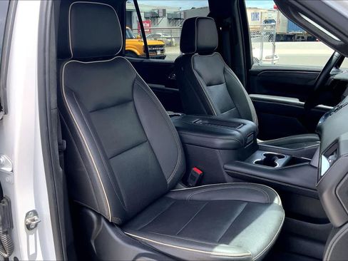 Used 2023 GMC Yukon SLT AWD/4WD image 13