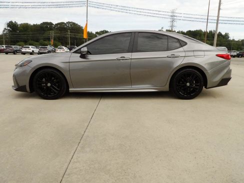 Used 2025 Toyota Camry SE w/ Convenience Package image 2