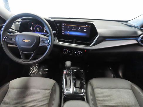 Used 2025 Chevrolet Trax LT FWD image 13