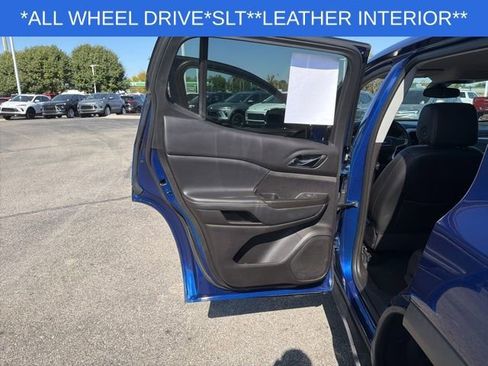 Used 2023 GMC Acadia SLT image 21