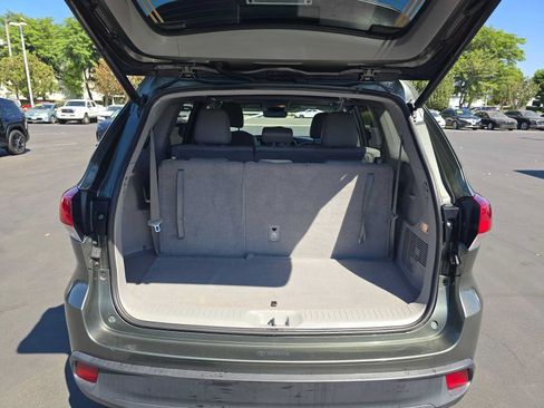 Used 2019 Toyota Highlander XLE w/ Carpet Mat Package (TMS) AWD/4WD image 15