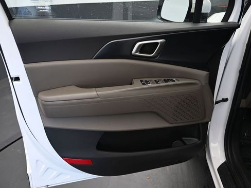 Used 2025 Kia Carnival FWD image 18