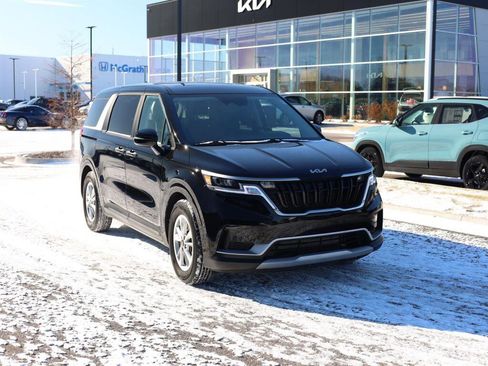 Used 2023 Kia Carnival LX image 2