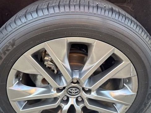 Used 2020 Toyota RAV4 XLE Premium FWD image 20