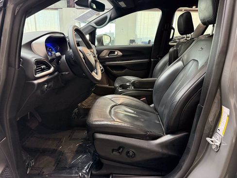 Used 2020 Chrysler Pacifica Touring-L Plus w/ S Appearance Package FWD image 11