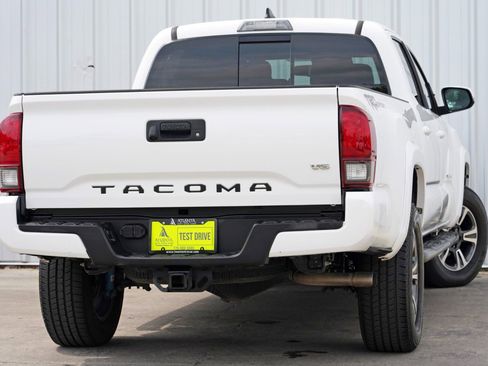 Used 2019 Toyota Tacoma TRD Sport image 4