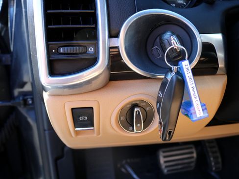 Used 2015 Porsche Cayenne S w/ Premium Package image 20