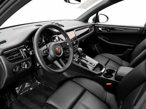 Used 2025 Porsche Macan image 4