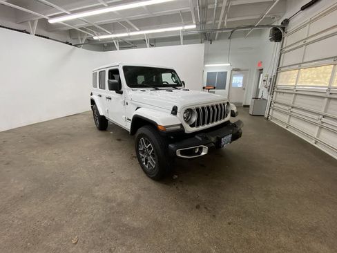 Used 2025 Jeep Wrangler Unlimited Sahara AWD/4WD image 8