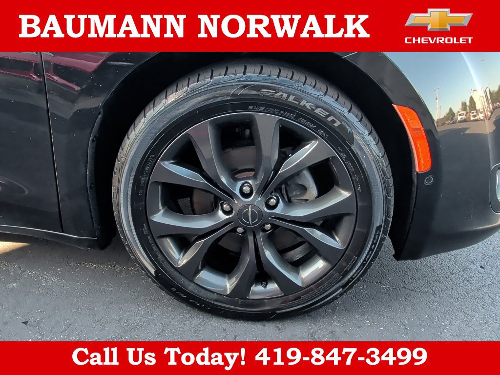 Used 2018 Chrysler Pacifica Touring-L w/ Advanced Safetytec Group FWD image 10