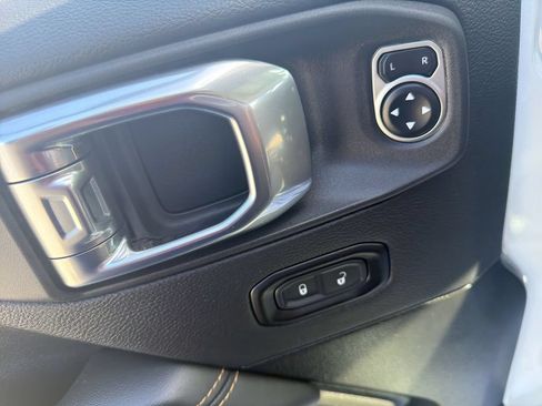 Used 2025 Jeep Wrangler Unlimited Sahara AWD/4WD image 15