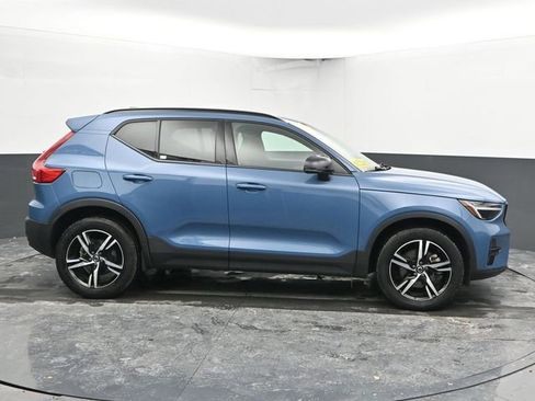 Used 2024 Volvo XC40 B5 Core image 11
