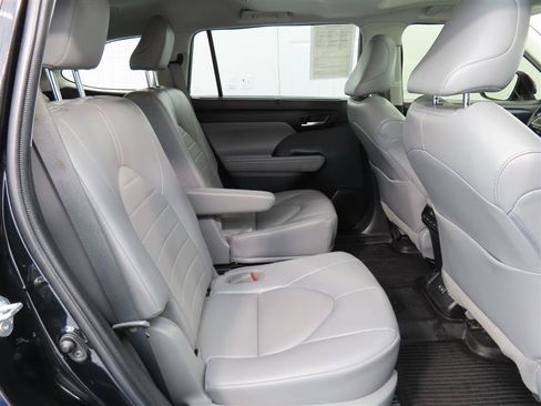 Used 2022 Toyota Highlander XLE AWD/4WD image 34