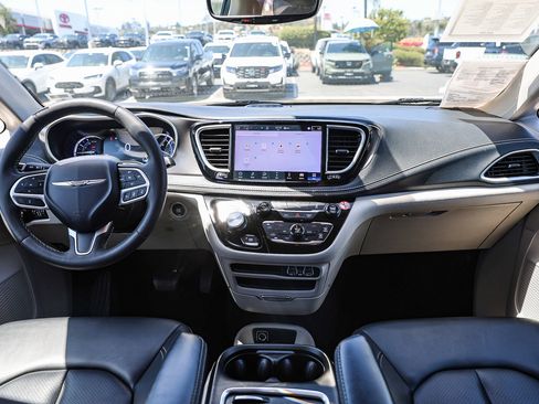 Used 2024 Chrysler Pacifica Limited FWD image 2