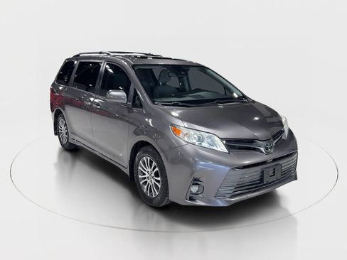 Used 2020 Toyota Sienna XLE image 2