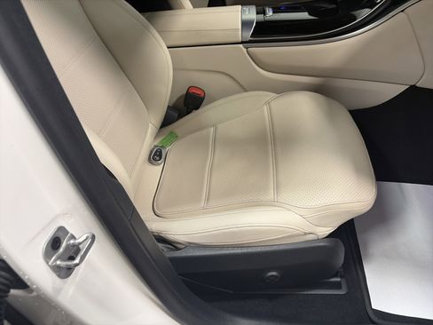 Used 2024 Mercedes-Benz GLC 300 4MATIC image 32