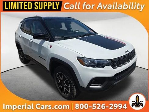 Used 2025 Jeep Compass Trailhawk w/ Trailhawk Convenience Group AWD/4WD image 1