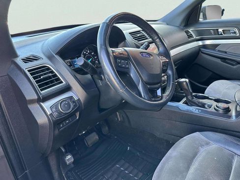 Used 2017 Ford Explorer XLT w/ Equipment Group 202A AWD/4WD image 11