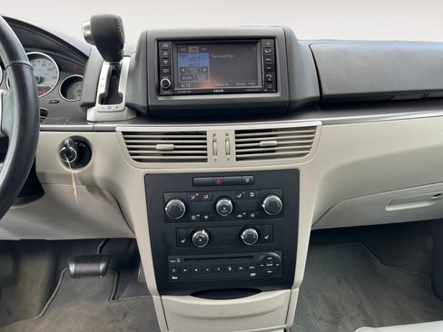 Used 2010 Volkswagen Routan SE FWD image 11