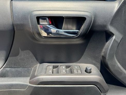 Used 2019 Toyota Tacoma TRD Sport AWD/4WD image 23