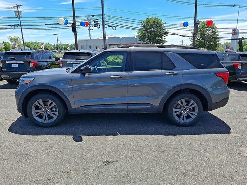 Certified 2023 Ford Explorer XLT w/ Equipment Group 202A AWD/4WD image 5