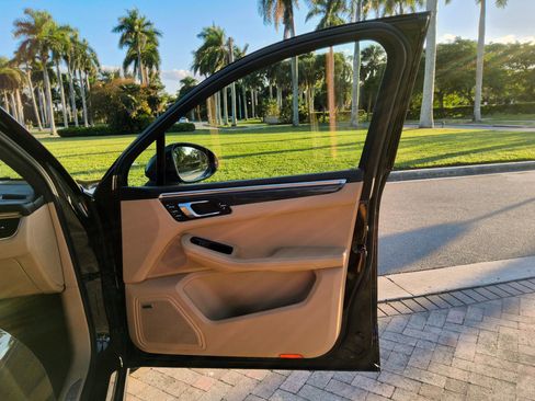 Used 2018 Porsche Macan Turbo image 33