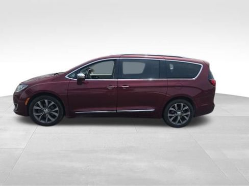 Used 2019 Chrysler Pacifica Limited w/ Tire & Wheel Group FWD image 9
