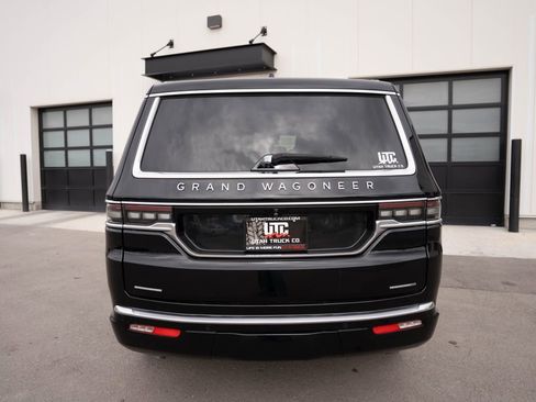 Used 2022 Jeep Grand Wagoneer Series II AWD/4WD image 3