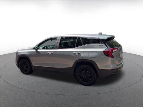 Used 2024 GMC Terrain SLE FWD image 10