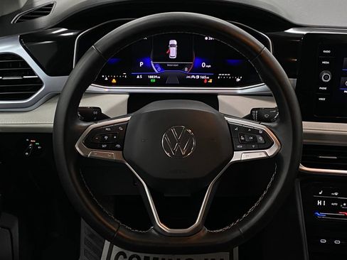 Used 2025 Volkswagen Taos SE image 14