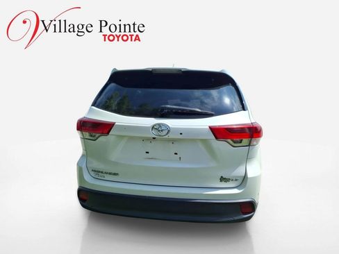 Used 2019 Toyota Highlander Plus FWD image 3