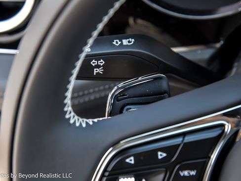 Used 2023 Bentley Bentayga Plug-In Hybrid AWD/4WD image 39